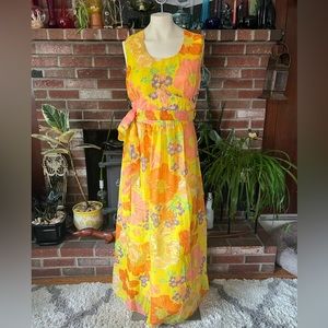 Vintage 1960s Sleeveless Jackie O Groovy Floral Print Maxi